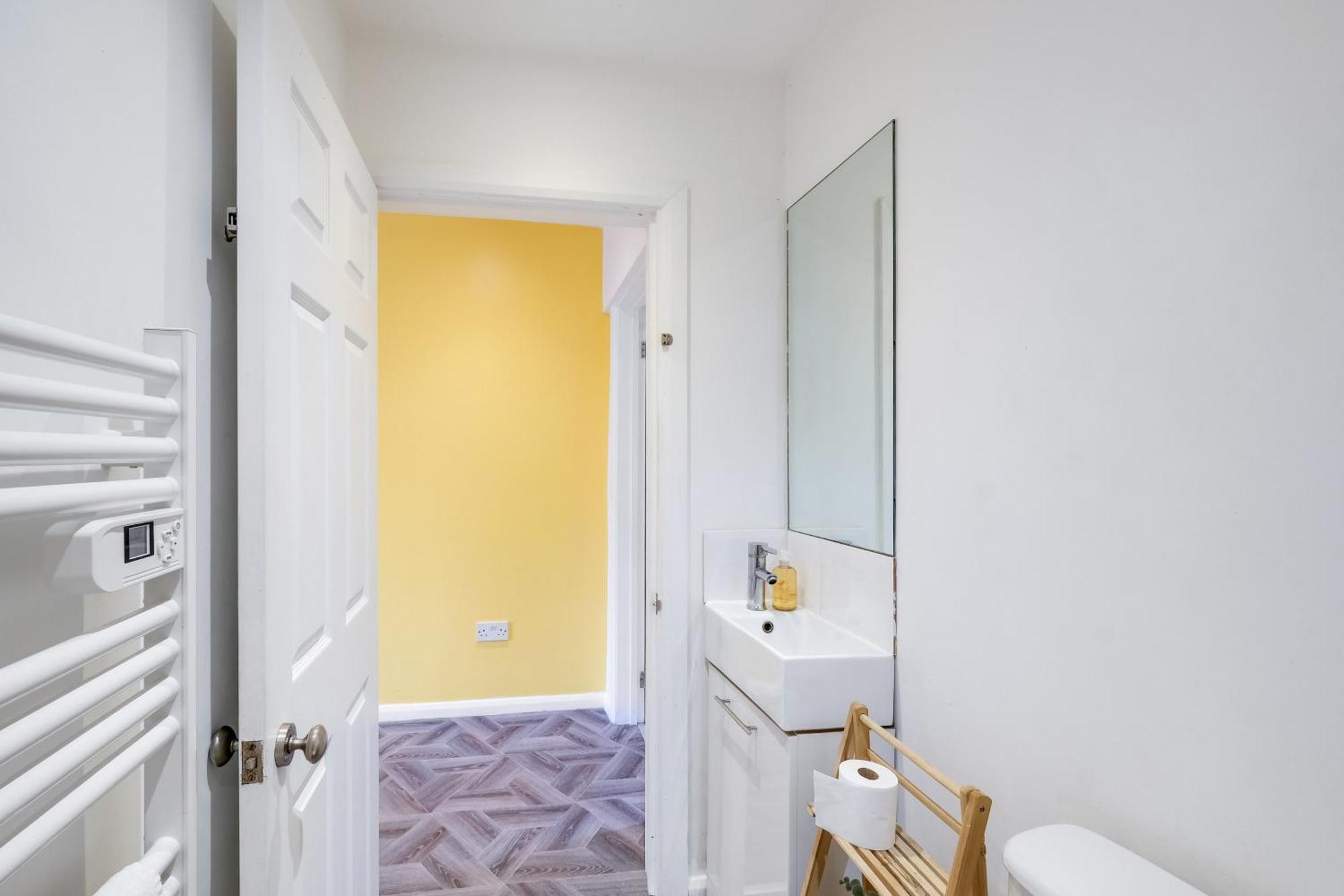 Kings House Apartment Hayes, West London Apt A Northolt  Eksteriør billede